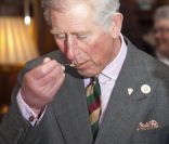 Le Prince Charles visite la Maison Dalemain à Cumbria le 3 avril 2012