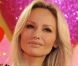 La sexy Adriana Karembeu se mue en scientifique pour Michel Cymes