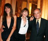 Lou Doillon (photo : lors d\'une soirée de gala au ministère de la Culture avec sa mère Jane Birkin, le 5 octobre 2011) publiera en septembre 2012 un premier album réalisé par Etienne Daho et mixé par Philippe Zdar, annoncé au printemps par le single 