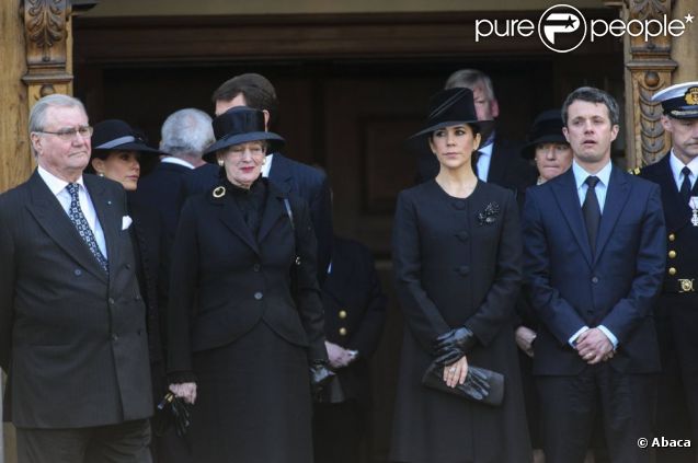 La famille royale danoise, très attristée par la mort du magnat Arnold Maersk Mc-Kinney Møller, décédé le 16 avril 2012 tandis que la reine Margrethe II célébrait son 72e anniversaire, assistait à ses funérailles en l'église Holmen de Copenhague le 21 avril 2012.