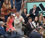 Cécilia et Richard Attias à la finale dames de Roland Garros applaudissent la gagnante !