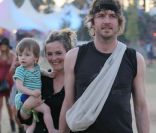 Alicia Silverstone : A Coachella, elle protège les oreilles de son mignon bébé