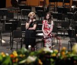 Elsa Zylberstein et Geneviève Garrigos  le 25 avril au théâtre du Chatelet pour le Gala Musique conte l\'oubli d\'Amnesty International