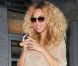 Beyoncé souriante dans le quartier de Chelsea à New York, habillée très relax avec une paire de ballerines Charlotte Olympia. Le 25 avril 2012.