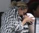Kate Hudson et son fils Bingham prennent un vol pour Londres. A Los Angeles, en avril 2012
