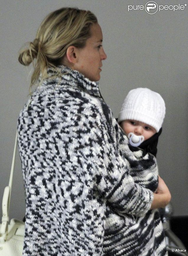 Kate Hudson et son fils Bingham prennent un vol pour Londres. A Los Angeles, en avril 2012