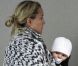 Kate Hudson et son fils Bingham prennent un vol pour Londres. A Los Angeles, en avril 2012
