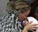 Kate Hudson et son fils Bingham prennent un vol pour Londres. A Los Angeles, en avril 2012