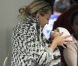 Kate Hudson et son fils Bingham prennent un vol pour Londres. A Los Angeles, en avril 2012