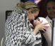 Kate Hudson chouchoute son fils Bingham avant de prendre avec lui un vol pour Londres. A Los Angeles, en avril 2012