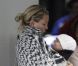 Kate Hudson porte son fils Bingham avant de prendre un vol pour Londres. A Los Angeles, en avril 2012