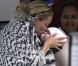 Kate Hudson et son fils Bingham prennent un vol pour Londres. A Los Angeles, en avril 2012