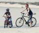 Kate Hudson et son fils aîné Ryder font du vélo à Santa Monica, en mars 2012.