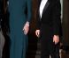 Carla Bruni dans la robe Lombard de Roland Mouret, dans sa teinte bleu canard originale, lors du dîner d'Etat donné à l'Elysée le 2 mars 2010 en l'honneur du président russe Dmitry Medvedev et sa femme Svetlana. Une robe qui a fait jaser, en raison de l'absence de soutien-gorge dessous...