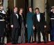 Carla Bruni dans la robe Lombard de Roland Mouret, dans sa teinte bleu canard originale, lors du dîner d'Etat donné à l'Elysée le 2 mars 2010 en l'honneur du président russe Dmitry Medvedev et sa femme Svetlana. Une robe qui a fait jaser, en raison de l'absence de soutien-gorge dessous...