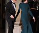 Carla Bruni dans la robe Lombard de Roland Mouret, dans sa teinte bleu canard originale, lors du dîner d'Etat donné à l'Elysée le 2 mars 2010 en l'honneur du président russe Dmitry Medvedev et sa femme Svetlana. Une robe qui a fait jaser, en raison de l'absence de soutien-gorge dessous...