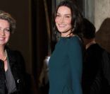 Carla Bruni dans la robe Lombard de Roland Mouret, dans sa teinte bleu canard originale, lors du dîner d\'Etat donné à l\'Elysée le 2 mars 2010 en l\'honneur du président russe Dmitry Medvedev et sa femme Svetlana. Une robe qui a fait jaser, en raison d
