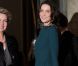 Carla Bruni dans la robe Lombard de Roland Mouret, dans sa teinte bleu canard originale, lors du dîner d'Etat donné à l'Elysée le 2 mars 2010 en l'honneur du président russe Dmitry Medvedev et sa femme Svetlana. Une robe qui a fait jaser, en raison de l'absence de soutien-gorge dessous...