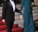 Carla Bruni dans la robe Lombard de Roland Mouret, dans sa teinte bleu canard originale, lors du dîner d'Etat donné à l'Elysée le 2 mars 2010 en l'honneur du président russe Dmitry Medvedev et sa femme Svetlana. Une robe qui a fait jaser, en raison de l'absence de soutien-gorge dessous...