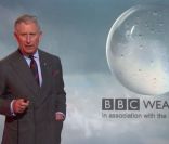 <p>Le prince Charles présente la météo sur la chaîne BBC Ecosse à la plus grande surprise des téléspectateurs le 10 mai 2012</p>