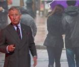 <p>Le prince Charles présente, à la plus grande surprise des téléspectateurs, la météo sur la chaîne BBC Ecosse le 10 mai 2012</p>