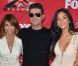 Simon Cowell entouré de Nicole Scherzinger et Paula Abdul à Los Angeles, le 19 décembre 2011. Pour la saison 2 de  The X Factor  USA, il les remplace par Demi Lovato et Britney Spears.
