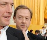 Hugh Grant et Mikhail Gorbachev : et vas-y que j'te tape dans le dos !