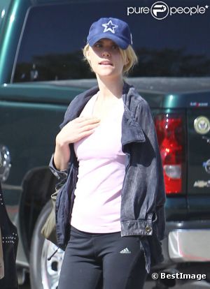 Lauren Scruggs : Le top qui a perdu un oeil devoile la couverture de son livre...
