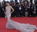 Eva Longoria fait parler la traîne de sa robe Marchesa lors de la cérémonie d'ouverture du 65ème festival de Cannes, le 16 mai 2012.