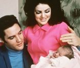Lisa-Marie Presley dans les bras de ses parents Elvis Presley et Priscilla, à Memphis en 1968.