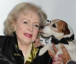Betty White soutenue par Uggie : La légendaire comédienne passe sur le gril