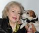 Betty White soutenue par Uggie : La légendaire comédienne passe sur le gril