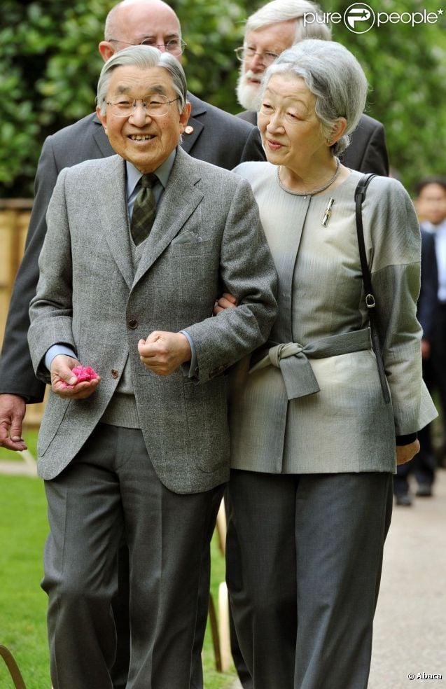 CASA IMPERIAL DE JAPÓN - Página 28 853306-l-empereur-du-japon-akihito-et-sa-femme-637x0-1