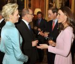 Catherine, duchesse de Cambridge, semble avoir trouvé en la princesse Charlene de Monaco, élégante en tailleur Dior, une interlocutrice plaisante lors du déjeuner donné par Elizabeth II à Windsor pour son jubilé de diamant en présence de 26 souverains, le 18 mai 2012.