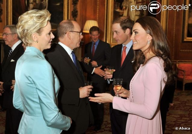 Catherine, duchesse de Cambridge, semble avoir trouvé en la princesse Charlene de Monaco, élégante en tailleur Dior, une interlocutrice plaisante lors du déjeuner donné par Elizabeth II à Windsor pour son jubilé de diamant en présence de 26 souverains, le 18 mai 2012.