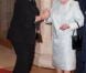 Les retrouvailles chaleureuses de la reine Beatrix des Pays-Bas et sa cousine anglaise. La reine Elizabeth II accueillait à déjeuner à Windsor, pour son jubilé de diamant, les souverains de 26 pays, le 18 mai 2012. Possiblement le plus grand rassemblement de têtes couronnées depuis le couronnement de la monarque en 1953.