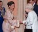  La princesse Lalla Meryem du Maroc s'incline devant la monarque anglaise. 
 La reine Elizabeth II accueillait à déjeuner à Windsor, pour son jubilé de diamant, les souverains de 26 pays, le 18 mai 2012. Possiblement le plus grand rassemblement de têtes couronnées depuis le couronnement de la monarque en 1953. 