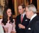 Kate Middleton et le prince William avec l'ex-roi Constantin de Grèce. La reine Elizabeth II accueillait à déjeuner à Windsor, pour son jubilé de diamant, les souverains de 26 pays, le 18 mai 2012. Possiblement le plus grand rassemblement de têtes couronnées depuis le couronnement de la monarque en 1953.