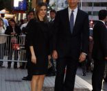 Le prince Felipe et la princesse Letizia d\'Espagne ont rendu hommage à l\'artiste espagnol Antoni Tapies, décédé en février 2012, dans les locaux de la Fondation à son nom à Barcelone, le 21 mai 2012.