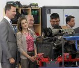 A a découverte d\'un atelier de mécanique... Inspirée, Letizia ? Felipe et Letizia d\'Espagne visitaient à Malaga un programme de l\'initiative Caritas financée par la Fondation Hesperia, le 22 mai 2012, jour de leurs 8 ans de mariage.