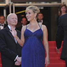 Reese Witherspoon, enceinte, sublime dans une robe Versace lors de la montée des marches pour le film Mud au Festival de Cannes le 26 mai 2012