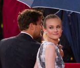 La pluie s\'est de nouveau invitée au Festival de Cannes. Mais Diane Kruger a la parade, son compagnon Joshua Jackson lui tient son parapluie lors de la montée des marches de la cérémonie de clôture du Festival de Cannes 2012. Le 27 mai 2012.