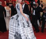 Diane Kruger, habituée du tapis rouge, pose devant les photographes lors de la montée des marches de la cérémonie de clôture du Festival de Cannes 2012. Le 27 mai 2012.