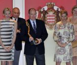 <p>Le prince Albert a remis le trophée du vainqueur à l\'Australien Mark Webber, victorieux pour la deuxième fois à Monaco.</p>
<p>La princesse Charlene a suivi le Grand Prix de Monaco, le 27 mai 2012, entre le prince Albert, la comtesse Sophie de Wes