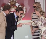 <p>Pierre Casiraghi salue la comtesse Sophie de Wessex.</p>
<p>La princesse Charlene assistait au côté du prince Albert au Grand Prix de Monaco, le 27 mai 2012. A l\'issue de la course, qu\'elle a suivie en compagnie des neveux de son époux, les frères