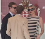 <p>Charlene en conversation avec Pierre et Andrea Casiraghi.</p>
<p>La princesse Charlene assistait au côté du prince Albert au Grand Prix de Monaco, le 27 mai 2012. A l\'issue de la course, qu\'elle a suivie en compagnie des neveux de son époux, les f