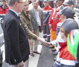 Albert et Charlene de Monaco : rencontre avec les équipes de la Croix-Rouge lors des essais libres du Grand Prix, le 25 mai 2012.
