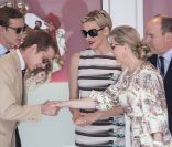 <p>Andrea Casiraghi salue la comtesse Sophie de Wessex.</p>
<p>La princesse Charlene assistait au côté du prince Albert au Grand Prix de Monaco, le 27 mai 2012. A l\'issue de la course, qu\'elle a suivie en compagnie des neveux de son époux, les frères
