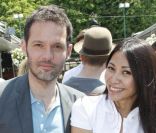 Anggun et son mari Cyril Montana posent à Paris, dans les coulisses du tournoi de Roland-Garros, le mardi 29 mai 2012.