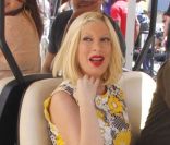 Tori Spelling, enceinte et en monokini : barbecue sensuel en famille